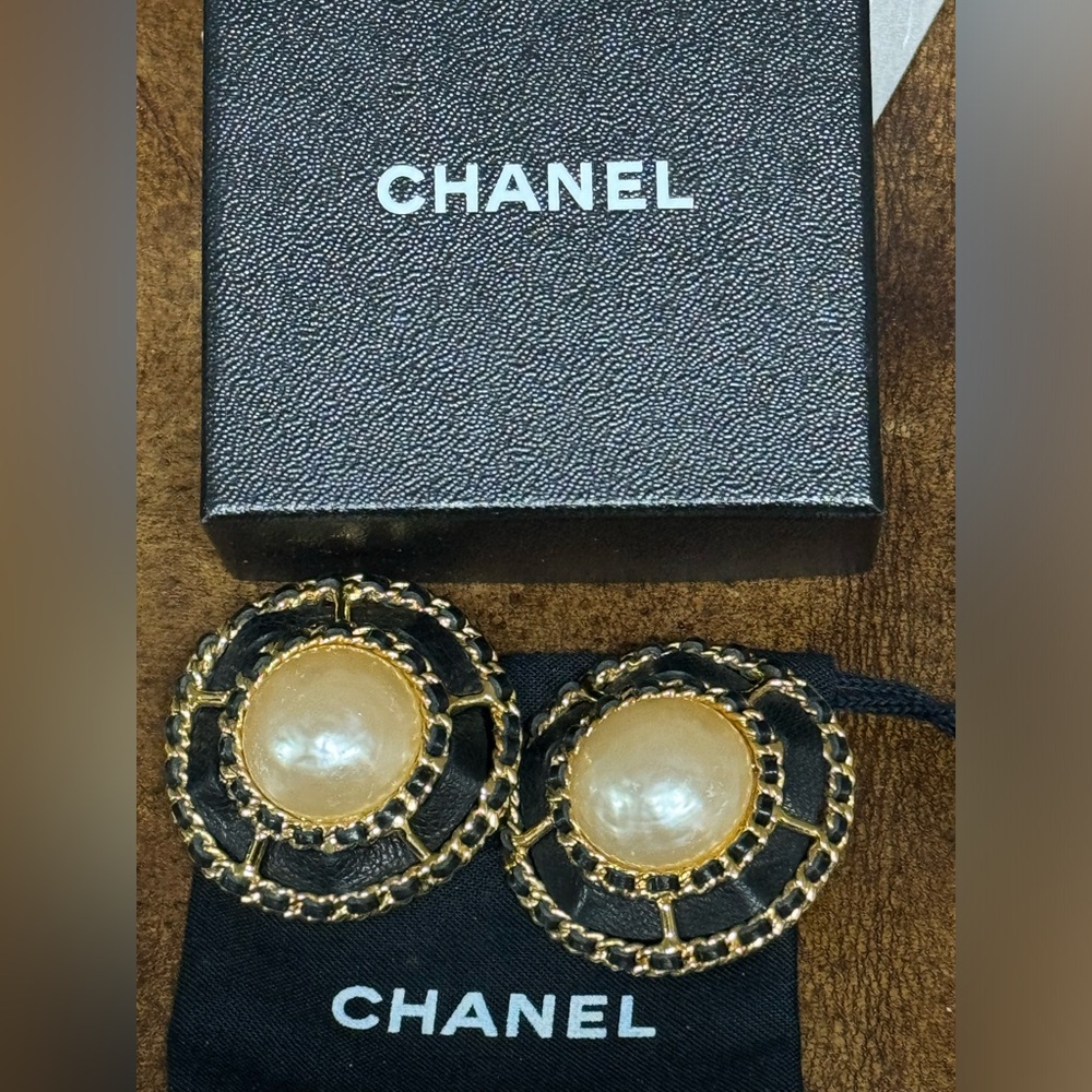 CHANEL LARGE PEARL W/ BLACK LAMBSKIN AROUND
EARRINGS